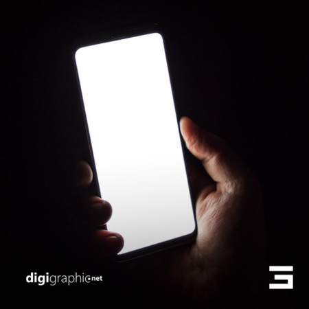 دانلود موکاپ گوشی موبایل در تاریکی