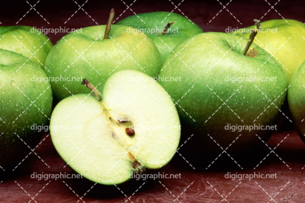 عکس با کیفیت از سیب سبز بریده شده