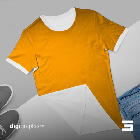 موکاپ تیشرت روی میز سفید لایه باز