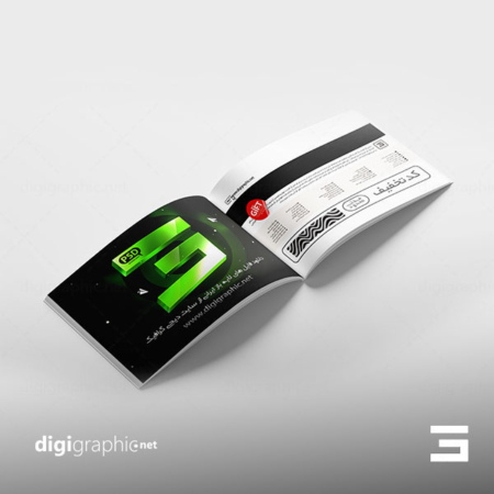 موکاپ کاتالوگ افقی باز شده لایه باز